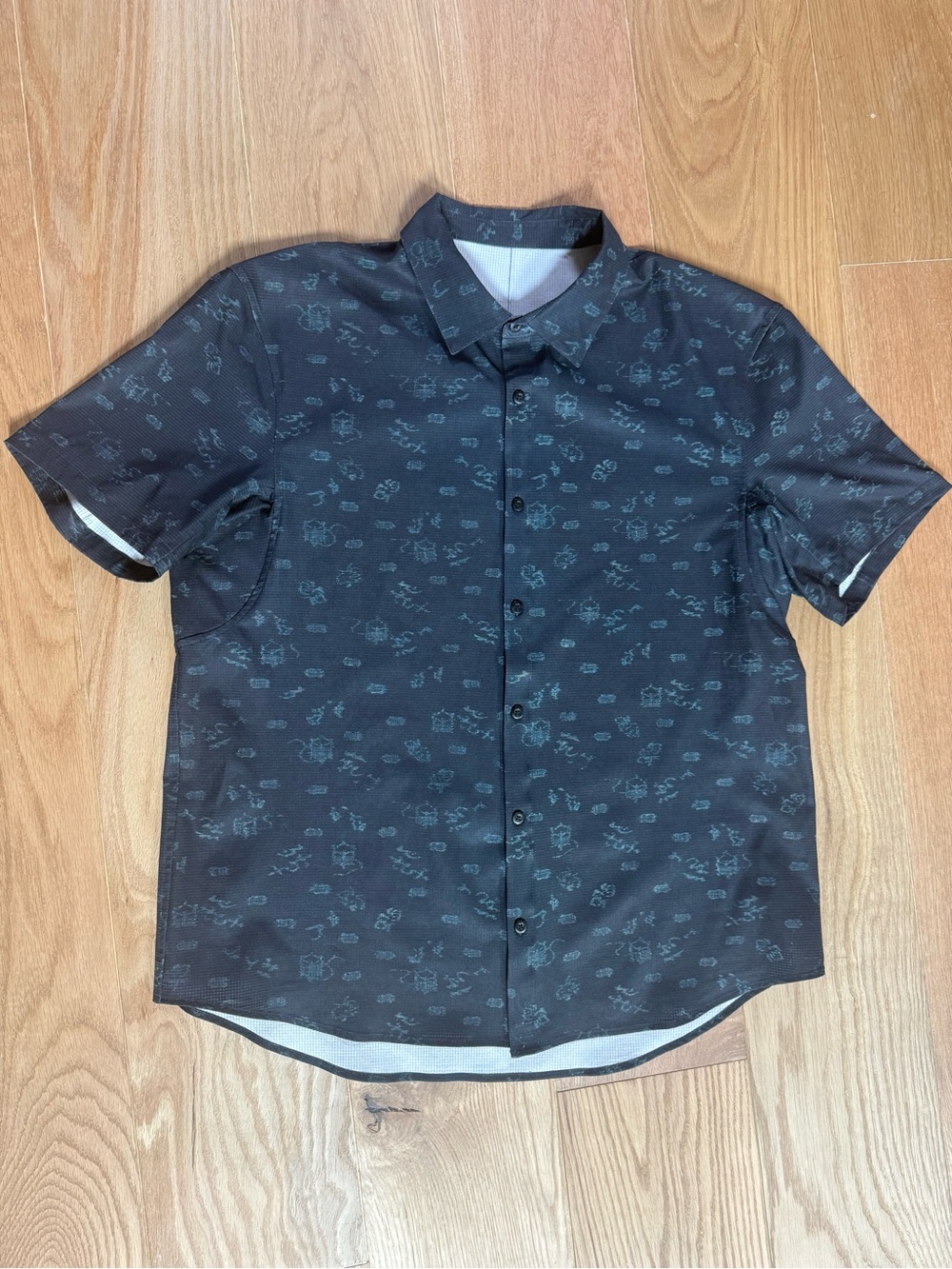 Lululemon Men's Short-Sleeve Button-Up Shirt - Dark Gray with Subtle Pattern